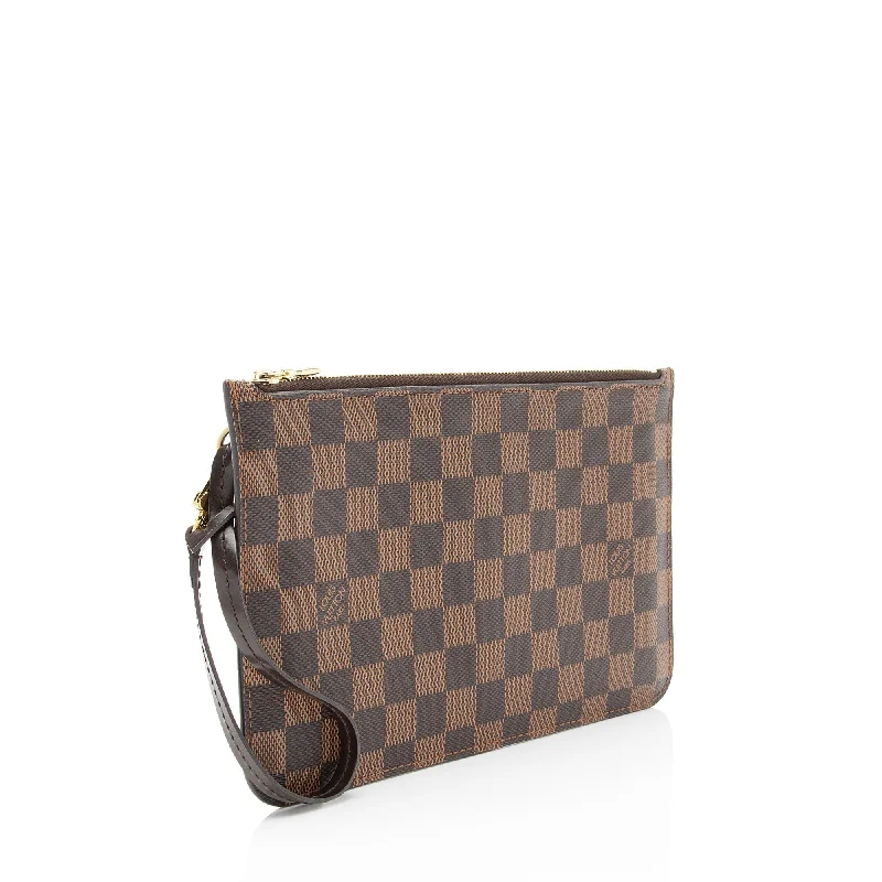 Louis Vuitton handbags with a patent - leather finish for a shiny lookLouis Vuitton Damier Ebene Neverfull MM Pochette (T9Ww3O)