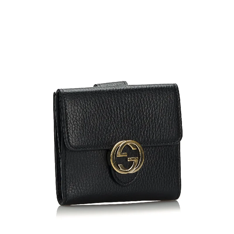 Women Gucci bags with a snap - button closure and a decorative charmGucci Interlocking G Small Wallet (6ru6No)