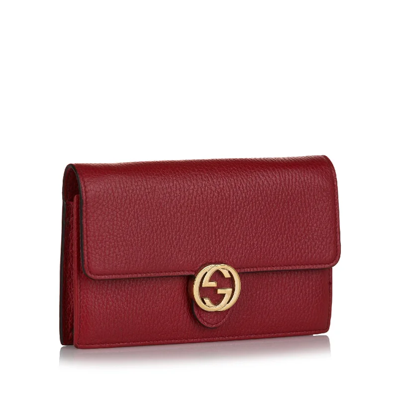 Women Gucci bags with a chain - link trim and a leather bodyGucci Interlocking G Wallet On Chain (35249)