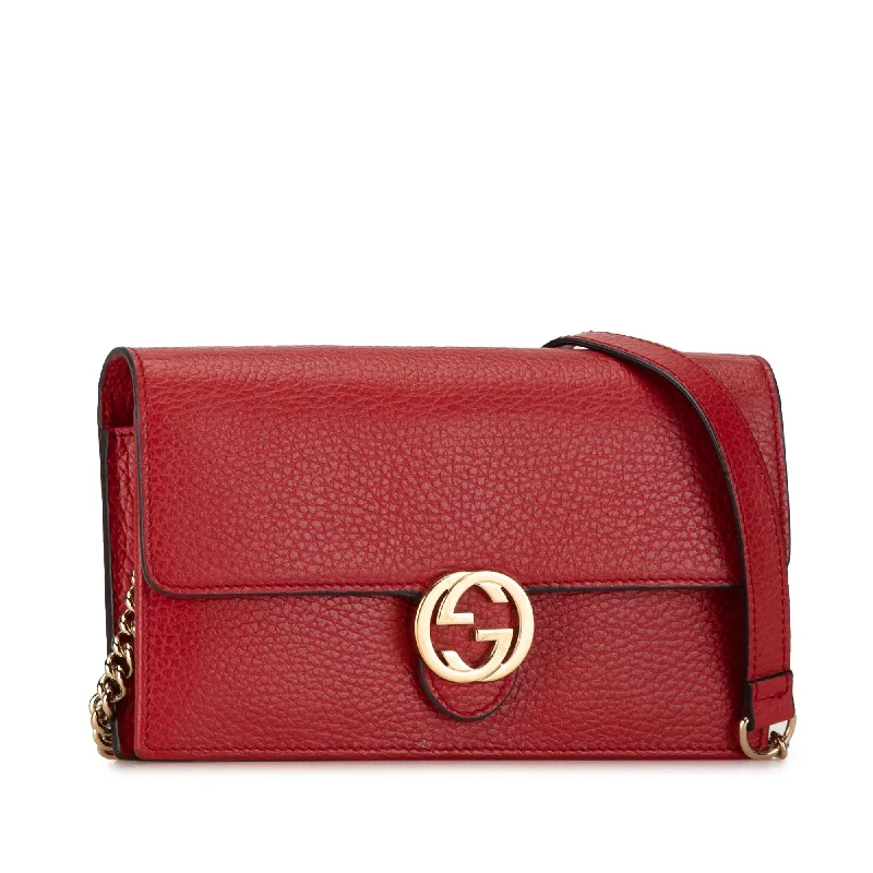 Women Gucci bags with a snap - button closure and a decorative charmGucci Interlocking G Dollar Wallet on Chain 9YMTb8)